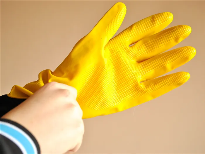 Резиновые перчатки обязательны при работе с сульфатом калия