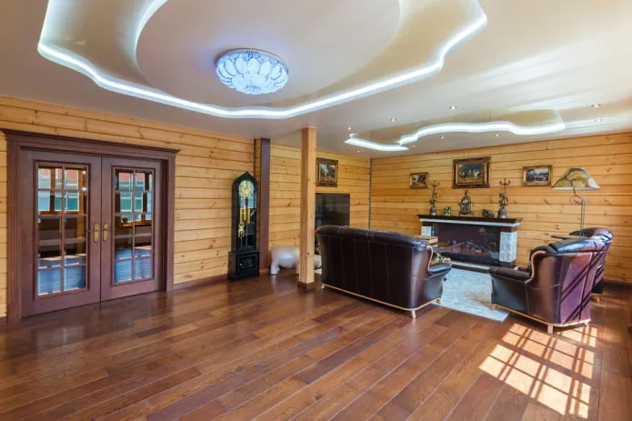 фигурный многоуровневый потолок с подсветкой в деревянной гостиной