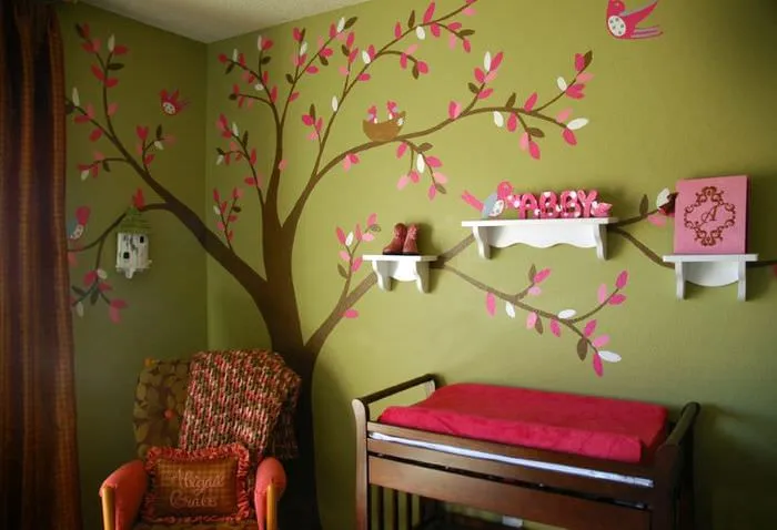 Бумажное дерево на стене детской комнаты