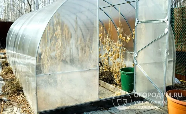 Огородники используют стационарные теплицы и временные пленочные укрытия – парники, чтобы создать благоприятный микроклимат для теплолюбивых растений