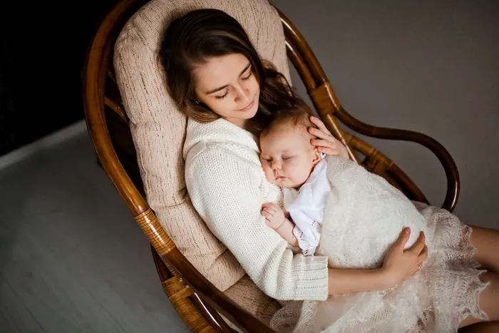 Домашнее кресло-качалка – отличное подспорье кормящей матери. Младенцы быстро засыпают под лёгкое укачивание, а мама может расслабиться и отдохнуть
