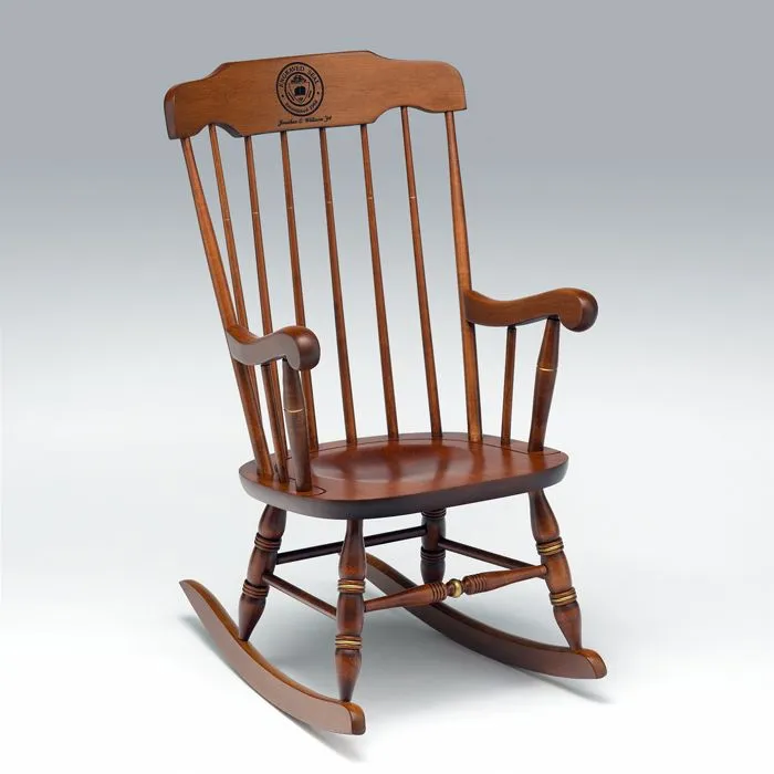 Фанеру можно порыть морилкой в тон основному каркасу стула или кресла и покрыть лаком