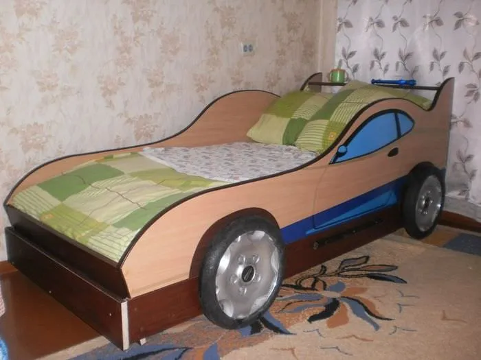 Самодельная детская кроватка в форме автомобиля