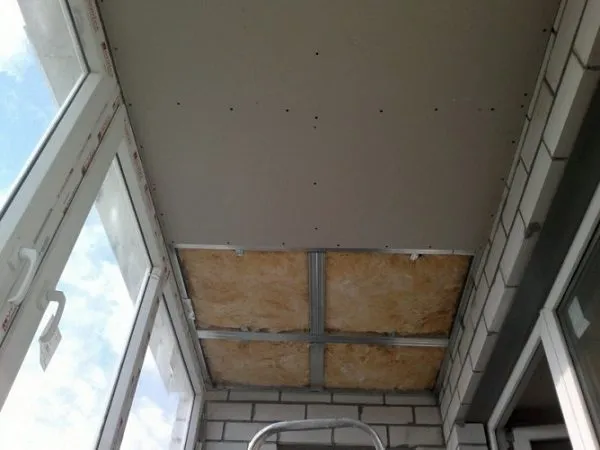 потолок из гипсокартона на балконе
