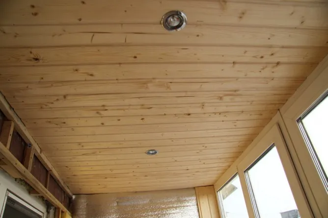 потолок из деревянной вагонки
