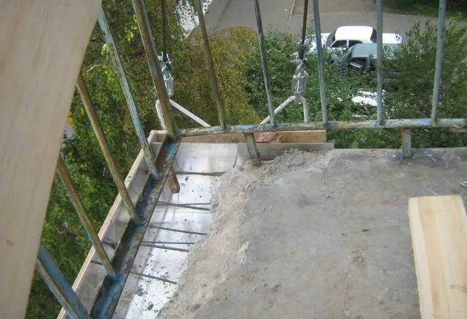 Стяжка на открытом балконе - практически единственный способ его ремонта