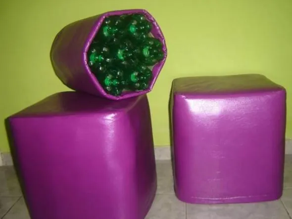 Набор фиолетовых пуфиков