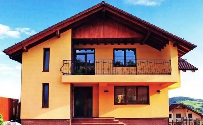 деревянный дом с большим балконом