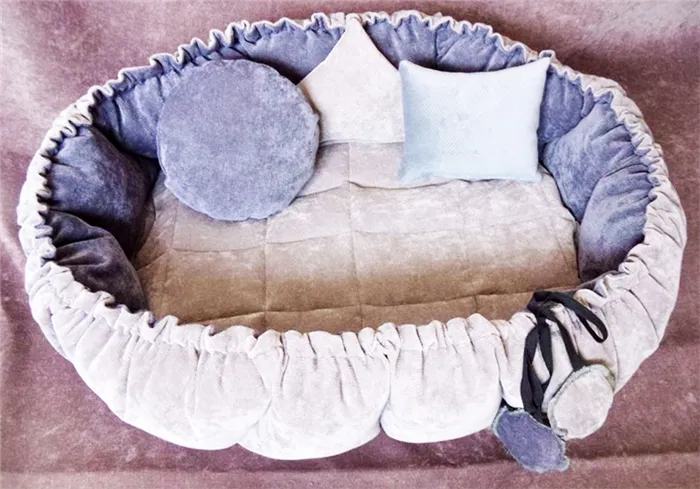 Спальное место можно украсить интересным декором, например, подушечками