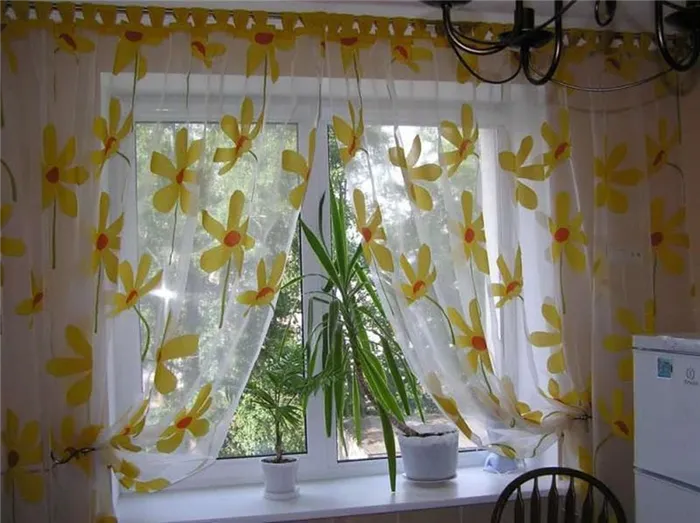 окно кухни с прозрачными занавесками на которых присутствует цветочный узор