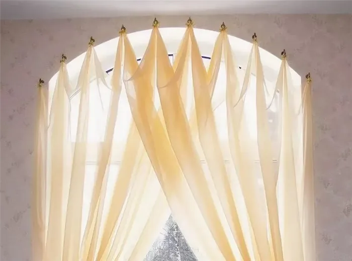 Арочное окно с тюлем без карниза