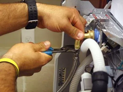 Подключение и герметизация заливного шланга к посудомоечной машине при ее монтаже