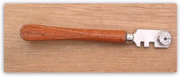 стеклорез с деревянной ручкой