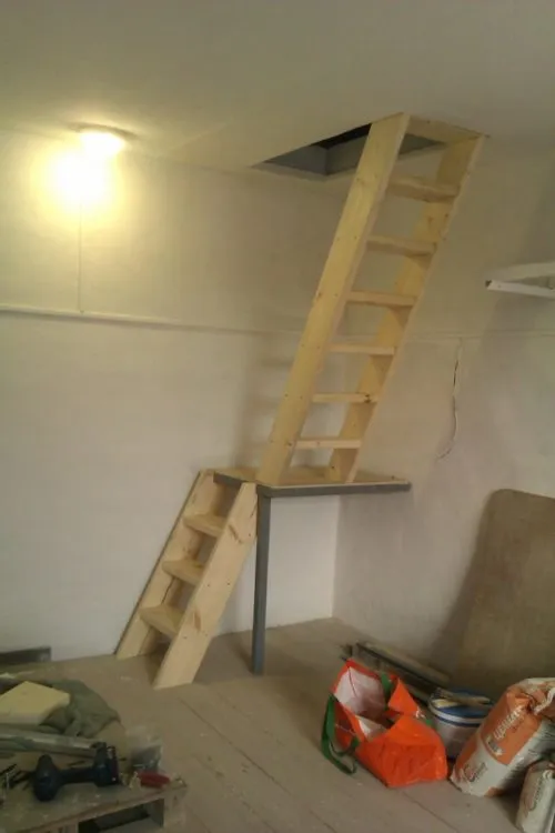 двухмаршевая лестница в подвал