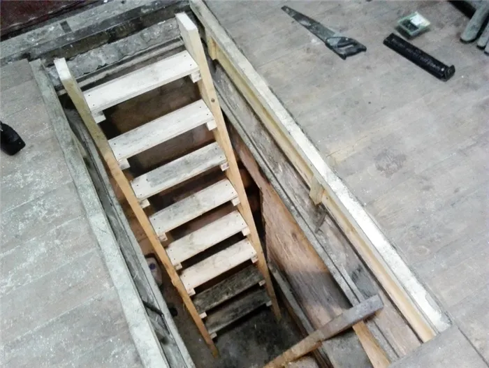 Лестница из дерева в подвал