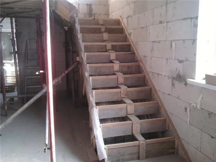 Опалубка для заливки бетонной лестницы в подвал