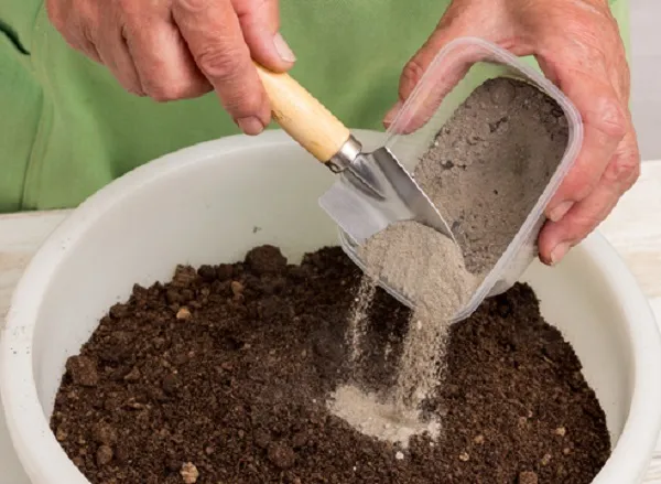 Приготовление почвосмеси для пикировки рассады капусты