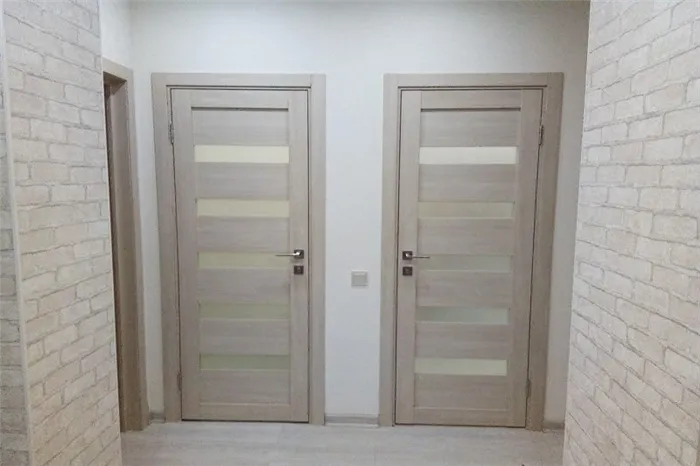 Установленные дверные коробки в цвет дверей