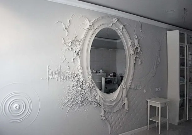Зеркало, декорированное барельефом