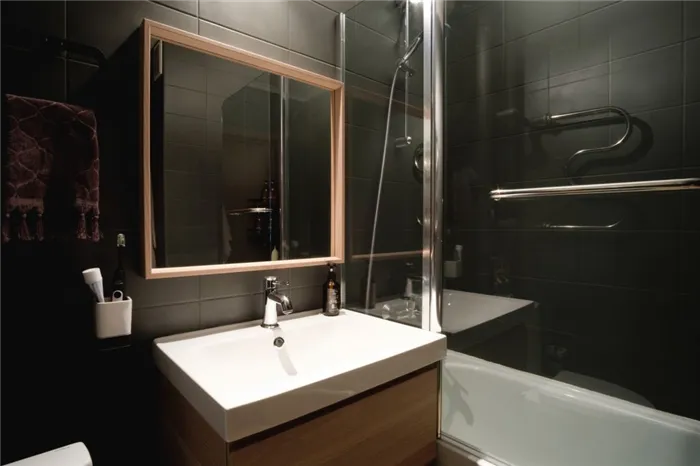 Темно-серый акрил в оформлении ванной