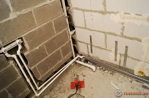 Фото: как скрыть водопровод в стене