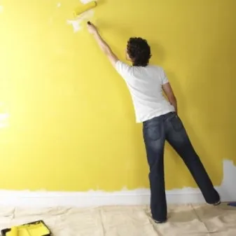 Покраска стены валиком и водоэмульсионной краской