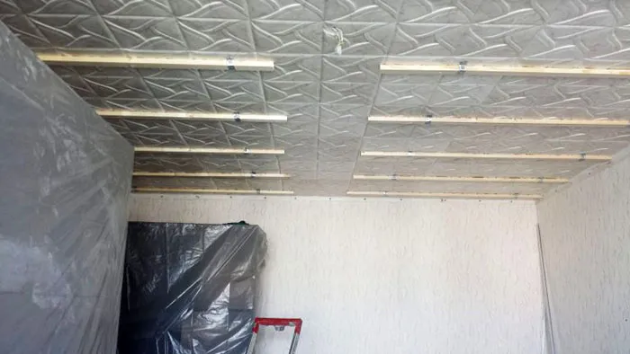 Каркас для потолка может быть не только металлический, но и деревянный