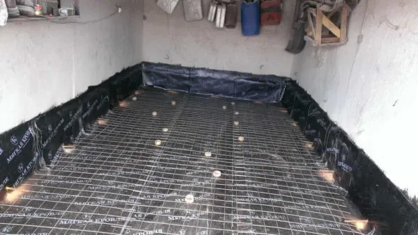 Гидроизоляция пола в гараже выполнена гидроизолом, армирующая сетка установлена на кирпичи