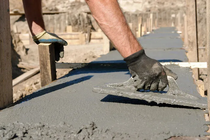 Согласно технологиив некоторых случаях фибра может замешиваться в сухую цементную смесь ещё до добавления воды