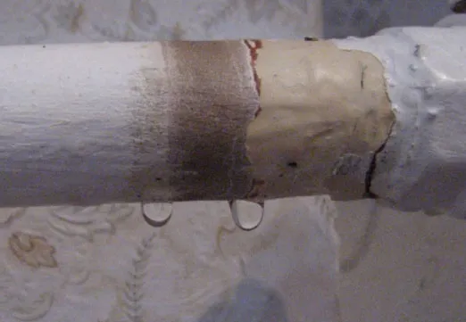 резиновая прокладка на место протечки трубы