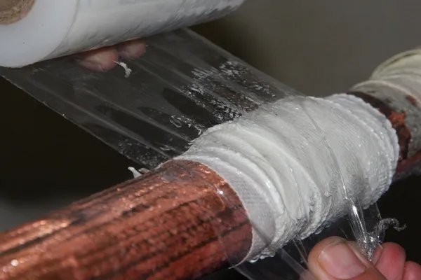 Устранение течи трубы с помощью бинта и цемента