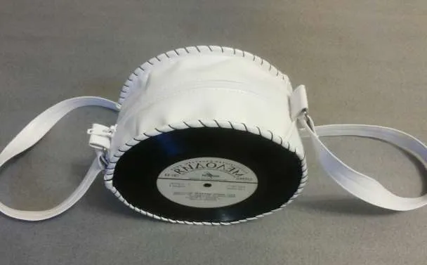 Компактная, стильная и вместительная сумочка из виниловых пластинок