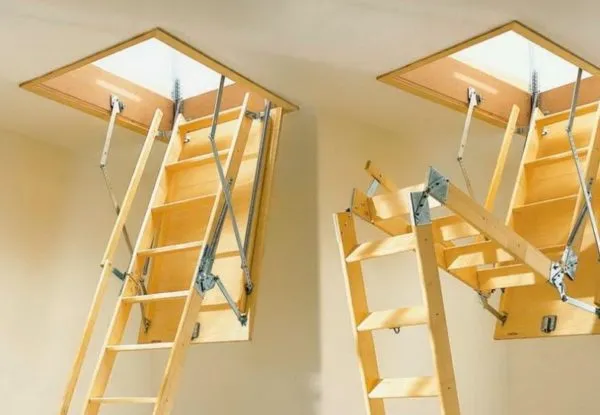 Деревянная складная лестница с люком на чердак