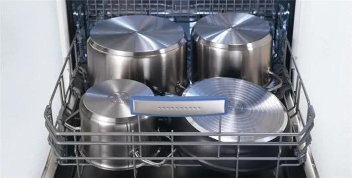 Кастрюли и крупногабаритную посуду следует размещать в посудомоечной машине вверх дном