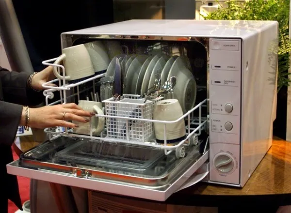 Пример встраиваемой компактной посудомоечной машины с полной загрузкой бункера посудой