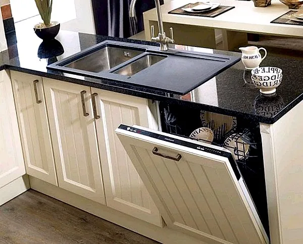 Встроенная посудомоечная машина полноразмерного типа в элегантный дизайн кухни