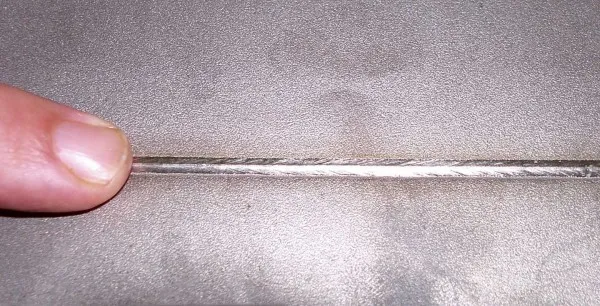 Так выглядит шов при сварке тонкого металла встык с проложенной снизу термоотводящей проволокой