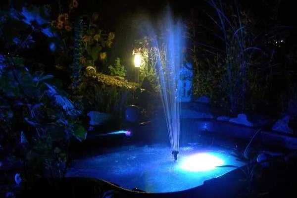 Этот фонтан сделан своими руками, как и подсветка: водонепроницаемый светодиодный фонарь с пультом управления