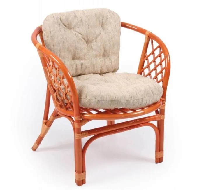 Элегантное плетеное кресло с мягкой накидкой