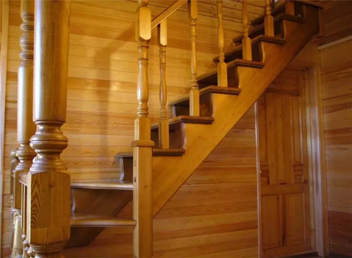 Деревянная лестница прямого типа на косоурах