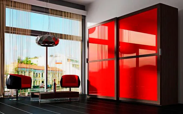 Фасад шкафа покрытый глянцевой ПВХ пленкой красного цвета
