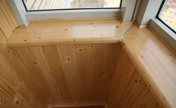 деревянный подоконник на балкон