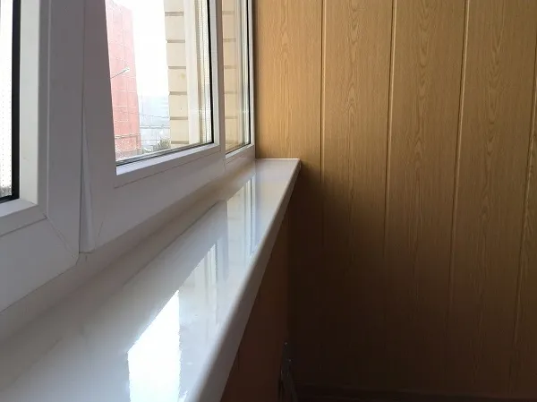 пластиковый глянцевый подоконник на балкон
