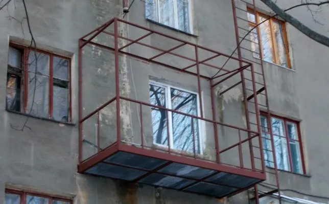картинка балкон с металлическим каркасом