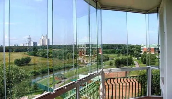 Балкон с панорамным остеклением - жителям высоток отличный вид обеспечен