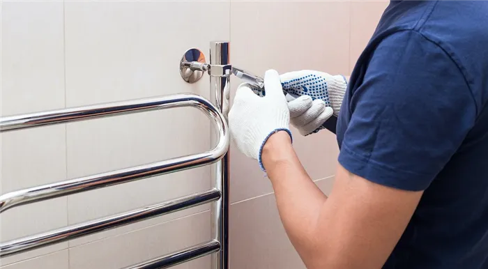 Установка полотенцесушителя в ванной комнате: инструкция для электрических и водяных моделей