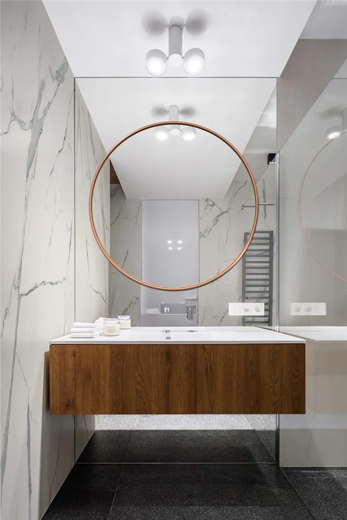 Зеркало Scandi Slim из меди в ярком оформлении ванной комнаты.