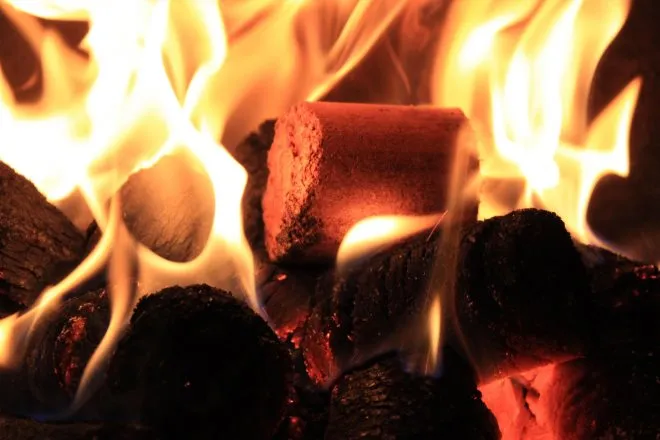 Главные достоинства топливных брикетов – длительное горение и минимум золы