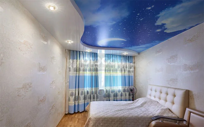 Двухуровневый натяжной потолок в спальне небо