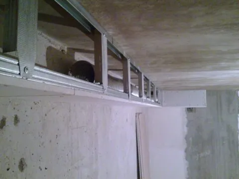 Короб на потолке из гипсокартона, скрывающий вентиляцию